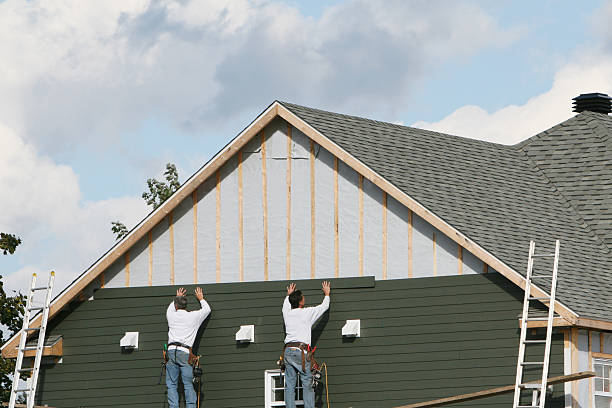 Professional Vinyl Siding technician working in Woodmere, NY